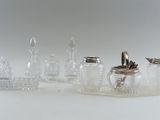 un grand nombre d'objets en verre posés sur une table