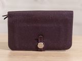un sac à main violet posé sur une table en bois