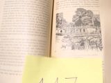 un livre ouvert sur lequel se trouve une feuille de papier