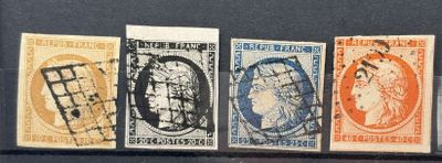 quatre timbres de couleurs différentes sont exposés sur un fond noir
