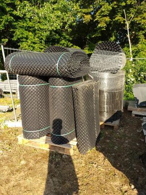 un tas de tuyaux en plastique noir posés par terre
