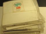 une pile de papiers posée sur une table