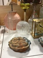 Lampes à pétrole, petite vitrine (accidents), deux pendules,… (photo 6)