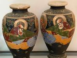 deux vases posés sur une table en verre