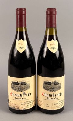 deux bouteilles de vin rouge posées l'une à côté de l'autre sur une table