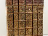 une pile de vieux livres posés les uns sur les autres