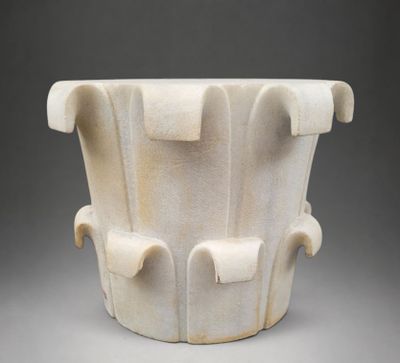 une image représentant un vase blanc posé sur une table