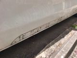 une voiture blanche garée sur le bord de la route