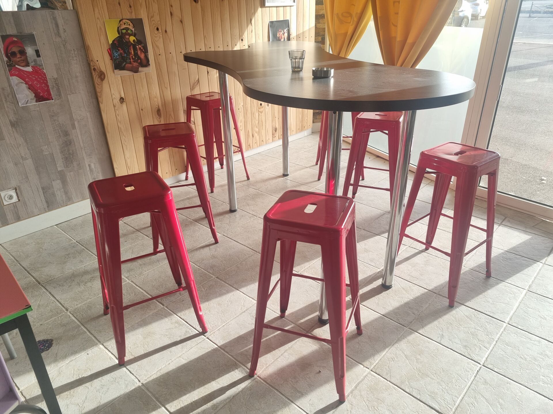 Mobilier du restaurant comprenant grande table haute, 7 tabo…