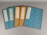 trois livres sont empilés sur une table