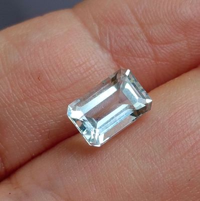 une image représentant une personne tenant un diamant blanc dans la main