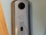 un appareil photo posé sur une table
