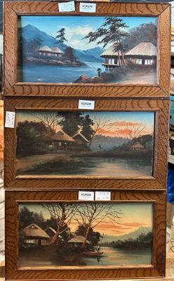 trois tableaux exposés dans le magasin et proposés à la vente