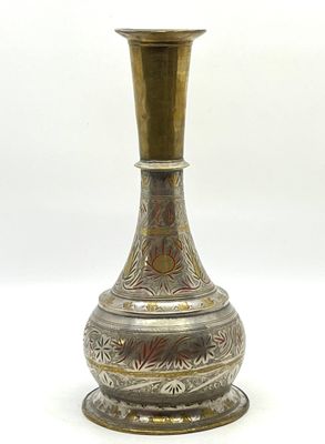 Base de narguilé en laiton argenté à décor ciselé de feuilla…