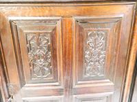 Buffet haut en chêne foncé ouvrant par deux portes, chacune … (photo 5)