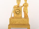 une image représentant une horloge en or et une femme tenant un vase