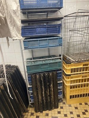 plusieurs caisses empilées dans une pièce