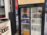 une vitrine contenant des boissons dans un magasin