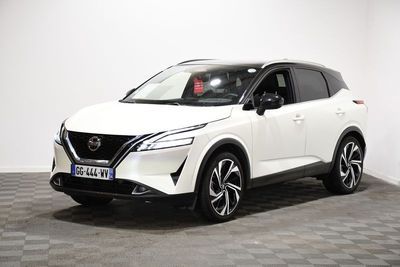 Le SUV Nissan blanc est garé dans une pièce dont le sol est en damier.