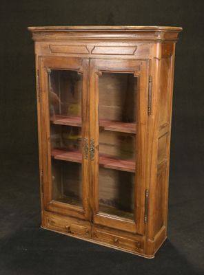 une image représentant une armoire en bois avec des portes vitrées sur fond noir