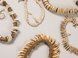 plusieurs types de colliers et de bracelets différents disposés sur une table