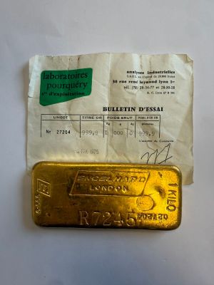 un petit morceau d'or sur un bout de papier