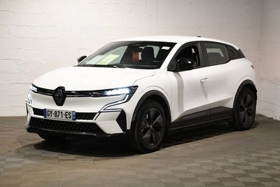 la photo d'une voiture blanche garée dans un garage