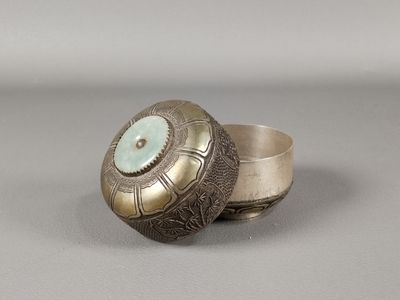 une image représentant une bague en argent ornée d'une pierre turquoise au centre