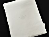 le mouchoir blanc est posé, plié, sur une table noire