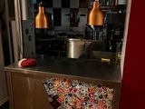 une image d'une cuisine avec un réfrigérateur et un comptoir