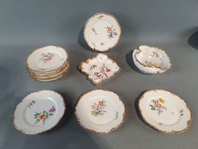 plusieurs assiettes et bols posés sur une table
