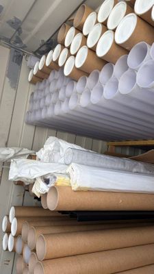 de nombreux rouleaux de papier toilette posés sur une étagère dans une pièce