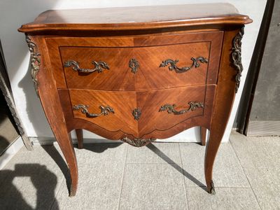 Commode sauteuse de forme galbée en bois de placage marqueté… - Photo 1