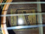 un gros plan d'une guitare sur laquelle est apposée une étiquette