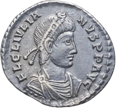 une pièce en argent avec l'image d'un homme portant une coiffe