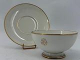 une tasse et une soucoupe blanches posées sur une table