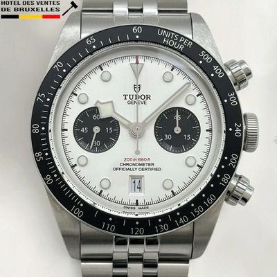 gros plan d'une montre sur une surface blanche