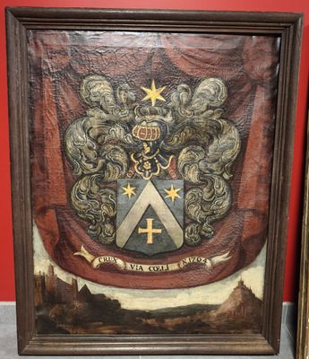 une vieille peinture représentant un blason orné d'une croix