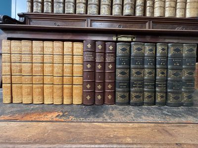 beaucoup de vieux livres sur une étagère dans une bibliothèque