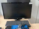 un ordinateur posé sur un bureau, avec une souris et un clavier