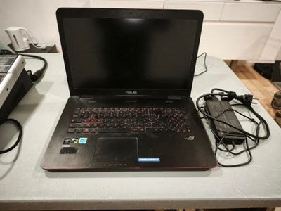 un ordinateur portable posé sur une table