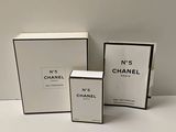 deux boîtes de parfum posées l'une à côté de l'autre sur une table