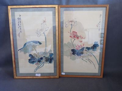 deux tableaux asiatiques encadrés représentant des oiseaux et des fleurs sur fond bleu