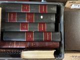 un grand nombre de livres qui se trouvent dans une boîte