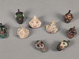 de nombreuses petites figurines de formes et de tailles variées posées sur une table