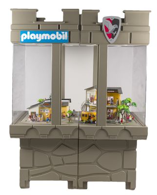 ensemble de jeu Playmobil comprenant deux fenêtres et un château au sommet