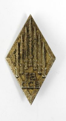 gros plan d'un objet métallique sur une surface blanche