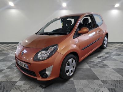une photo d'une petite voiture orange garée dans un garage