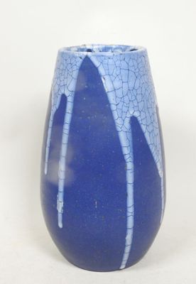 un vase bleu orné d'un motif craquelé