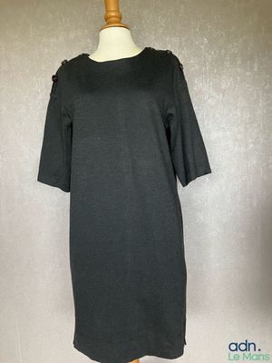 une robe noire sur un mannequin mannequin mannequin mannequin mannequin mannequin mannequin mannequin mannequin mannequin